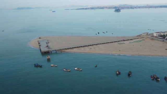 福建莆田湄洲岛黄金沙滩码头海滨自然风光航拍视频素材