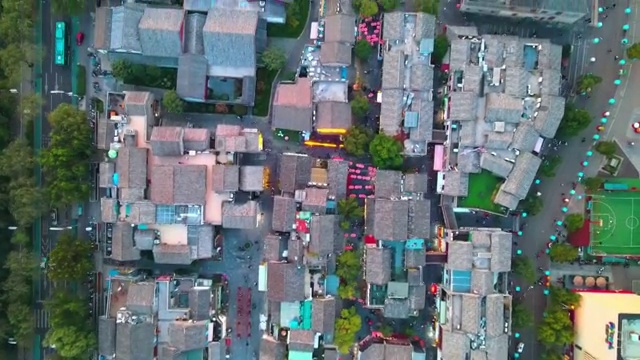 航拍夕阳下的中国山东省济南市大明湖风景区宽厚里小吃街视频下载