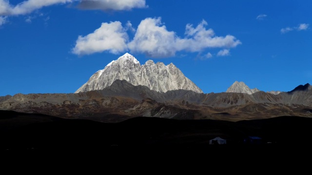 雅拉雪山风景延时视频视频素材