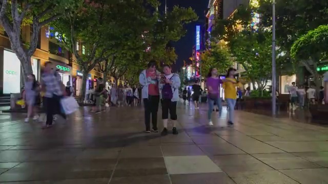 夜景的上海南京东路步行街8K分辨率延时摄影视频视频素材