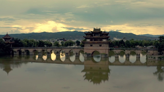 低空右向航拍建水双龙桥视频素材