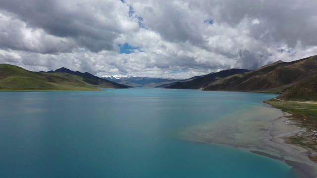 西藏山南浪卡子县圣湖羊卓雍错湖视频素材