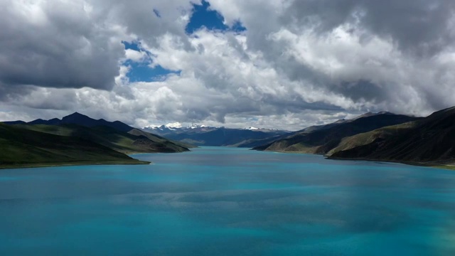 西藏山南浪卡子县圣湖羊卓雍错湖延时摄影视频素材