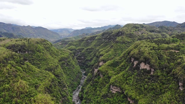 航拍米仓山峡谷风光视频素材