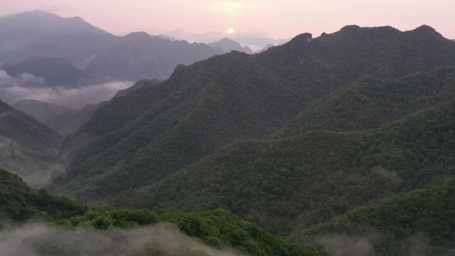 航拍北京箭扣长城日出云海朝霞古建筑自然风光视频素材