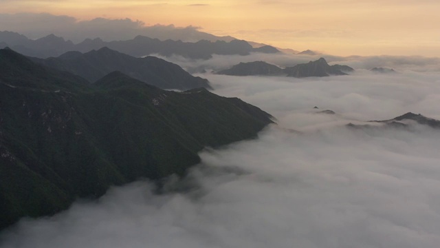 航拍北京箭扣长城日出云海朝霞古建筑自然风光视频素材