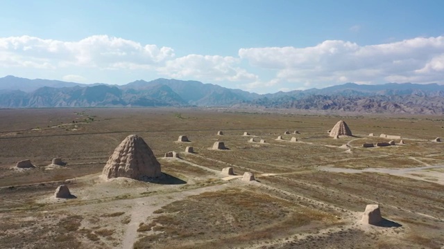 航拍宁夏银川贺兰山边的东方金字塔西夏王陵视频素材