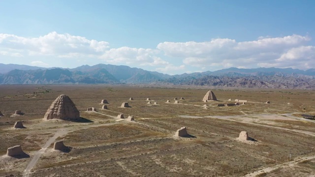 航拍宁夏银川贺兰山边的东方金字塔西夏王陵视频素材