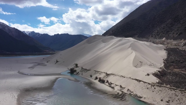 中国西藏林芝地区米林县雅鲁藏布江佛掌沙丘航拍视频素材