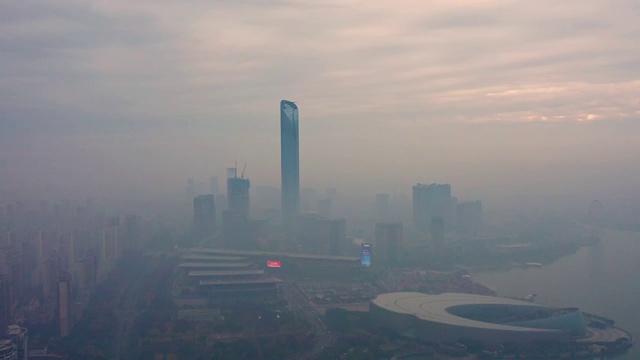 薄雾下的苏州园区的清晨视频素材画面1