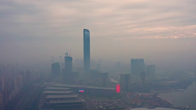 薄雾下的苏州园区的清晨视频素材画面2