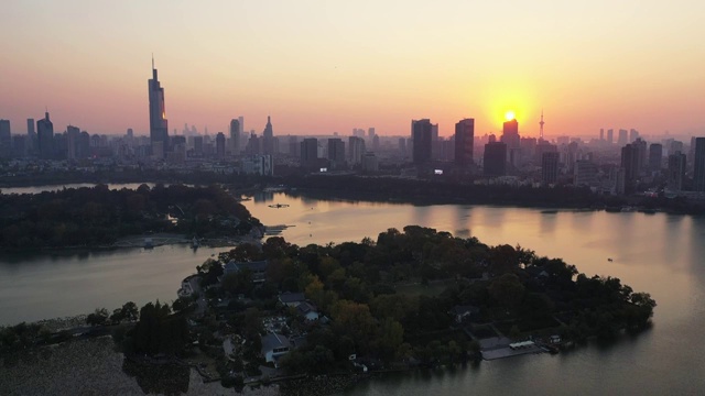 秋季南京玄武湖和南京城市夜景风光航拍视频素材