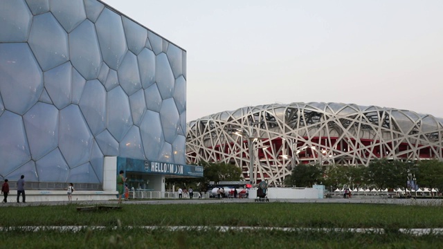 中国北京市城市风光：国家游泳中心和国家体育场视频素材画面1