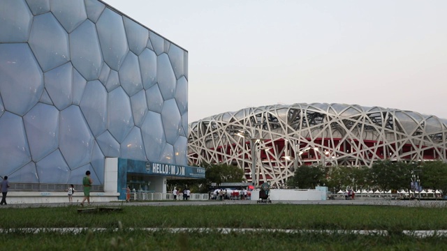 中国北京市城市风光：国家游泳中心和国家体育场视频素材画面2