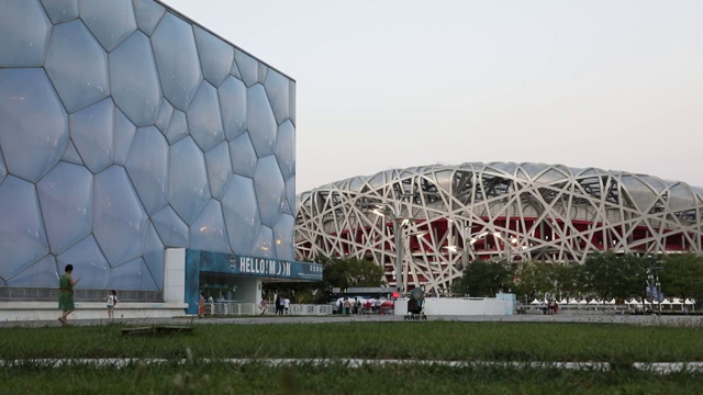 中国北京市城市风光：国家游泳中心和国家体育场视频素材画面3