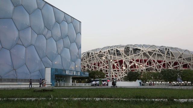 中国北京市城市风光：国家游泳中心和国家体育场视频素材画面4