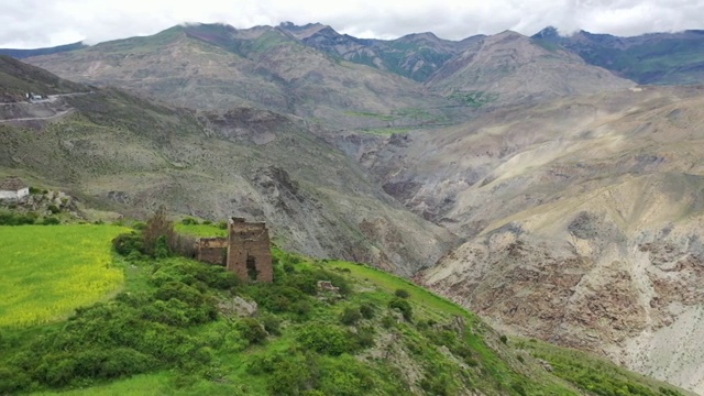 中国西藏山南市洛扎县藏式碉楼山谷自然风光视频素材