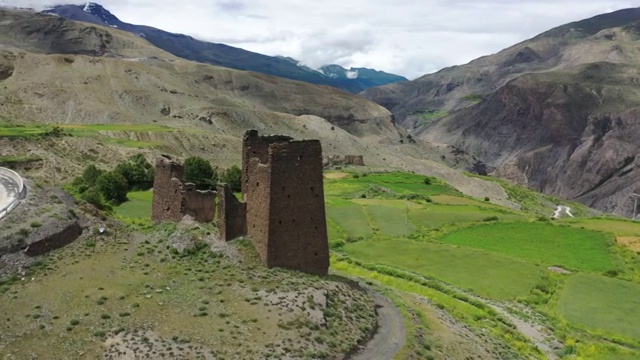 中国西藏山南市洛扎县藏式碉楼山谷自然风光视频素材