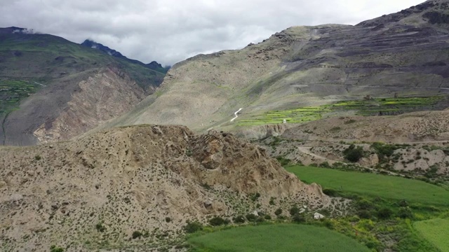 中国西藏山南市洛扎县藏式碉楼山谷自然风光视频素材