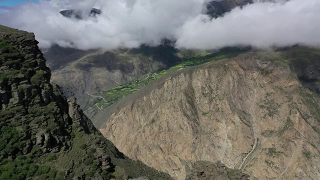 中国西藏山南市洛扎县藏式碉楼山谷自然风光视频素材