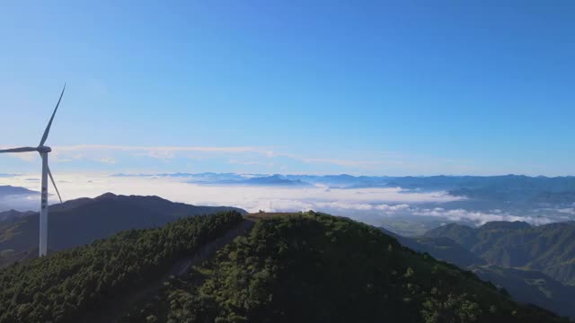 航拍浙江青梅尖山顶的风车和远处的云海视频下载