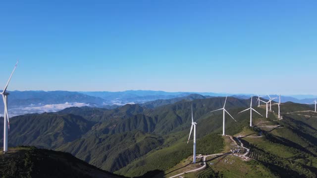 航拍浙江青梅尖山顶成排的风车视频素材