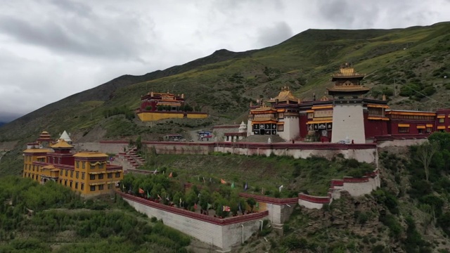 西藏山南洛扎县色乡洛卓沃龙寺卓瓦隆寺航拍景观视频素材