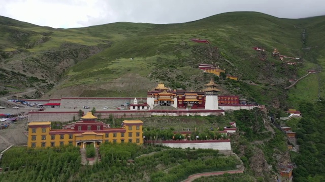 西藏山南洛扎县色乡洛卓沃龙寺卓瓦隆寺航拍景观视频素材