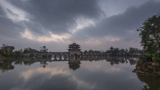 云南建水双龙桥古建筑十七孔桥日出视频素材