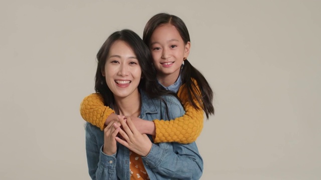 快乐的母女俩视频素材画面1