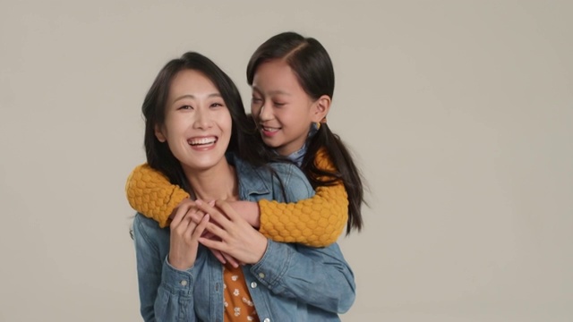 快乐的母女俩视频素材画面2