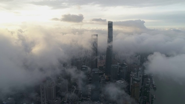 航拍日出时被平流云层笼罩的上海浦东陆家嘴视频素材