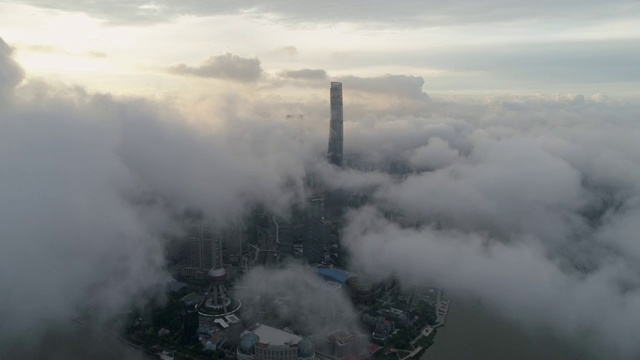 航拍日出时被平流云层笼罩的上海浦东陆家嘴视频下载