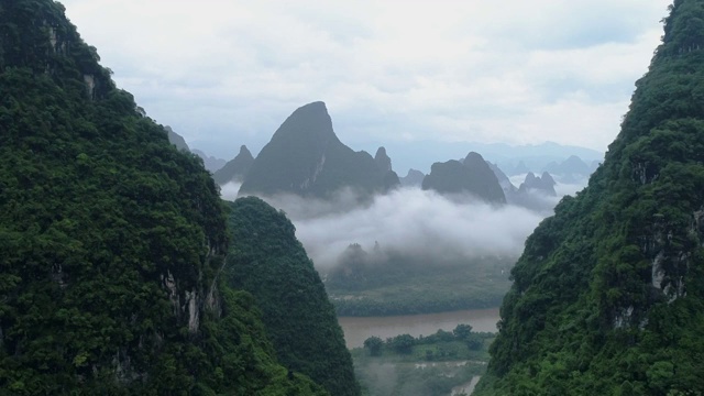 航拍在云雾中的桂林山水风光视频下载