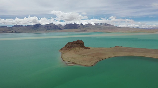 西藏仁青休布错高原湖泊自然风景航拍视频素材