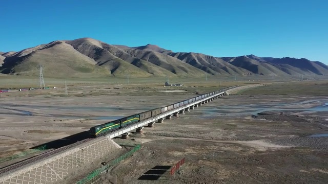 中国青海青藏铁路线风景航拍视频素材