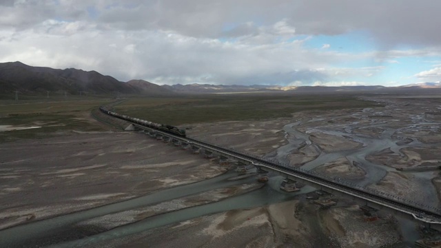 中国青海青藏铁路线风景航拍视频素材