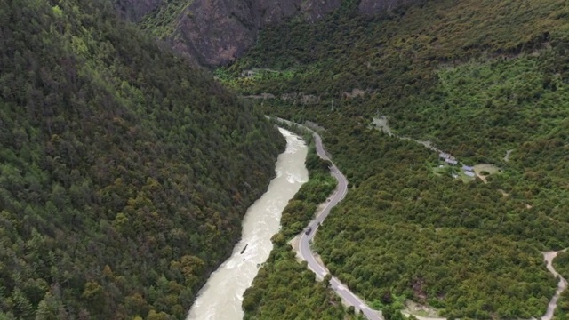 西藏G318国道川藏线林芝帕隆藏布风景视频素材