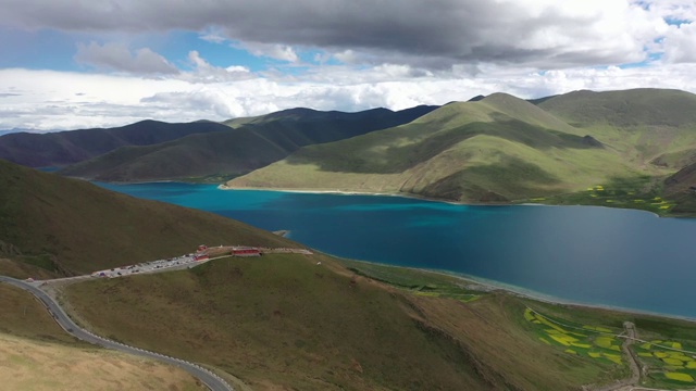 西藏山南市浪卡子县羊卓雍错湖泊自然风光视频素材