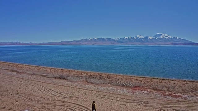 西藏风光阿里纳木那尼峰神山下的玛旁雍错圣湖视频素材