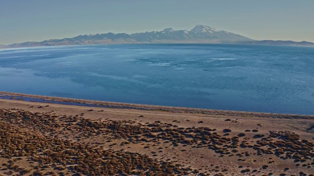 西藏风光阿里纳木那尼峰神山下的玛旁雍错圣湖视频素材