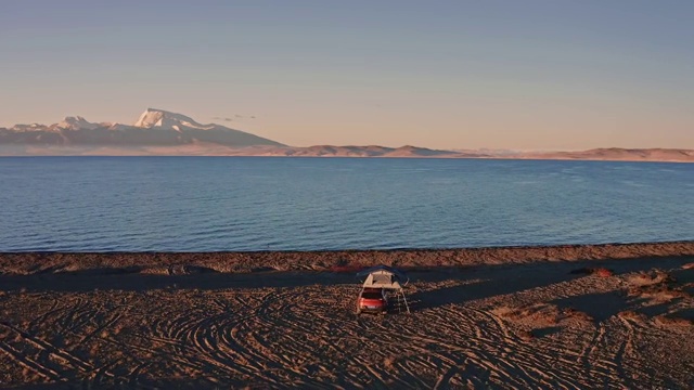 西藏风光阿里纳木那尼峰神山下的玛旁雍错圣湖视频素材