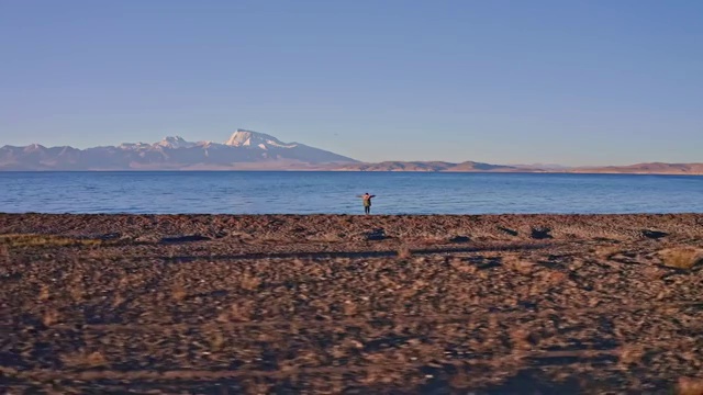 西藏风光阿里纳木那尼峰神山下的玛旁雍错圣湖视频素材