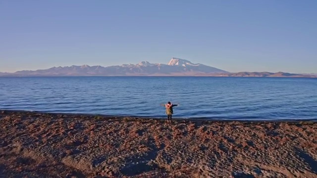 西藏风光阿里纳木那尼峰神山下的玛旁雍错圣湖视频素材