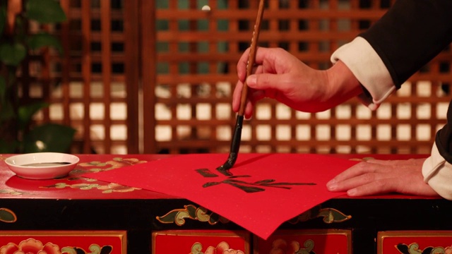 中国春节写对联近景特写视频素材画面3