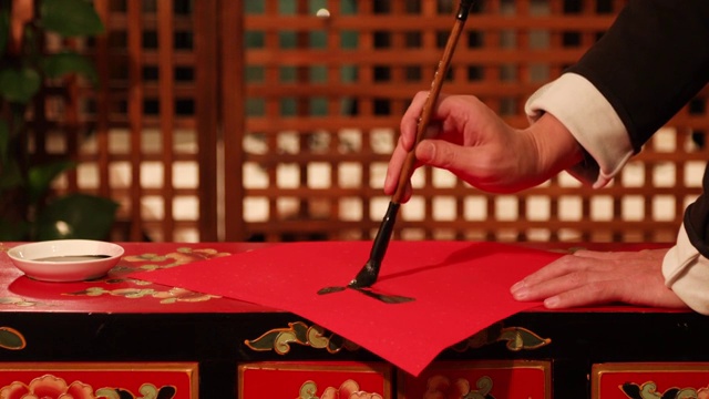 中国春节写对联近景特写视频素材画面4