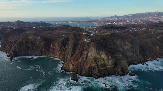 日本北海道室兰地球岬壮丽的悬崖海岸线自然景观航拍视频购买