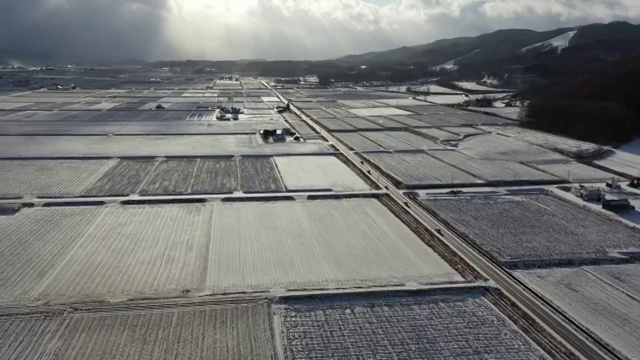 日本北海道冬季乡村田野农田风景视频购买