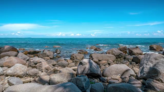 三亚沙滩海浪蓝天白云视频素材