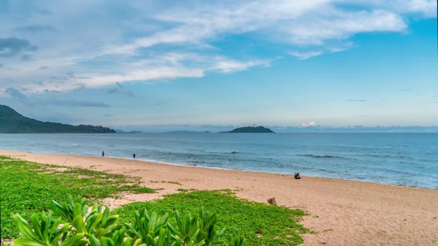 三亚沙滩海浪蓝天白云视频素材